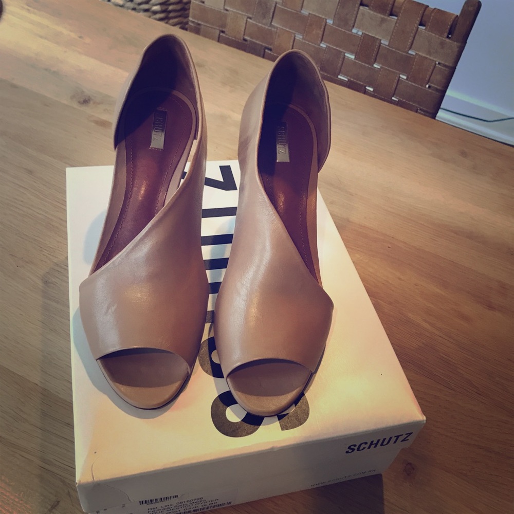 Schutz publia Open side, open toe pump.